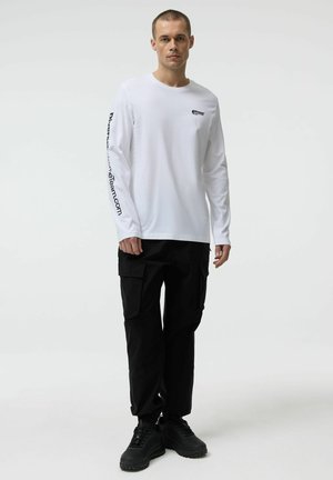 - Bluzka z długim rękawem