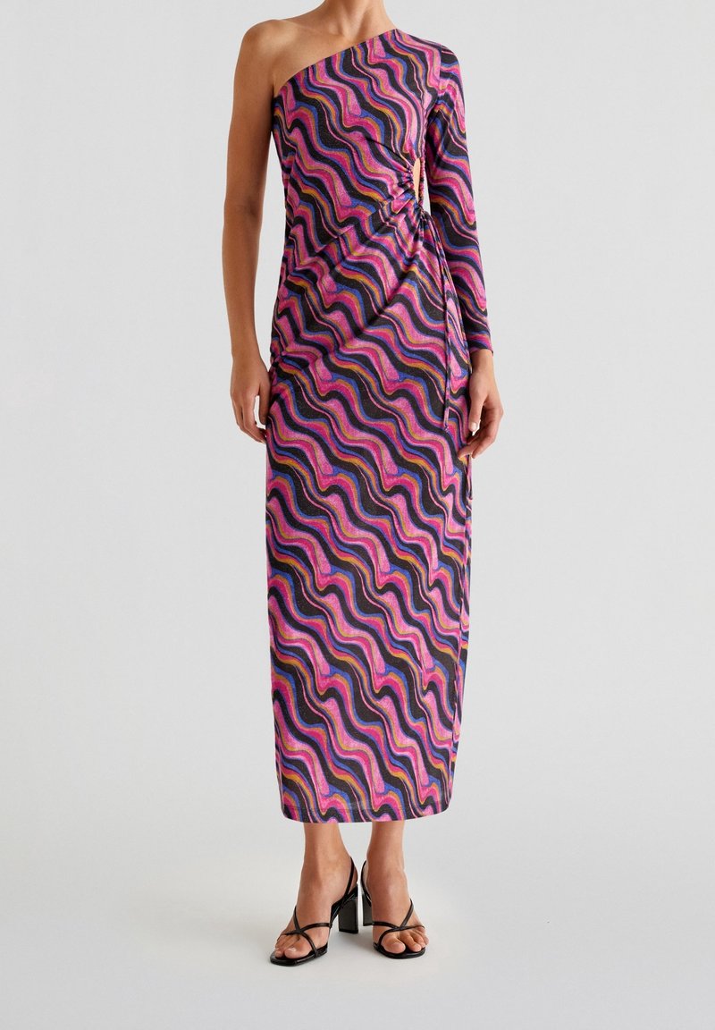 Robe longue asymétrique en motif ondulé rose, violet et noir, confectionnée dans un tissu texturé avec un détail froncé sur le côté.