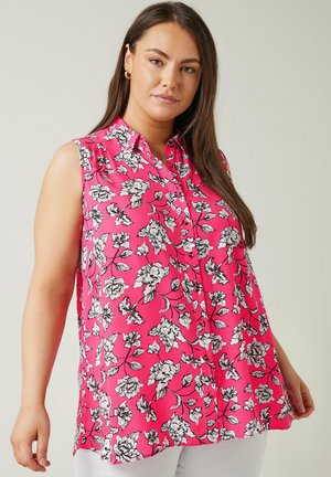 Blusa sin mangas color rosa con un patrón floral blanco y negro, diseño de botones en el frente, tejido ligero y corte relajado.