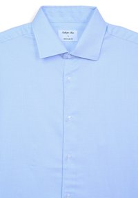 Himmelblaues Hemd mit Knopfleiste und Rautenmuster, mit Umlegekragen und fünf Knopfverschlüssen. Das Etikett trägt die Aufschrift "Calliope Man, L, Regular Fit."