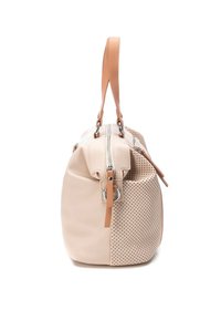 Bolso de mano de cuero beige con diseño perforado, dos asas superiores y cierre de cremallera. Superficies texturizadas y lisas crean contraste.