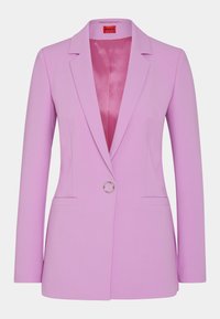Růžový blazer s přiléhavým střihem, jednobodovým zapínáním se stříbrným detailem a dvěma předními kapsami. Hladká textura, klopové límce.
