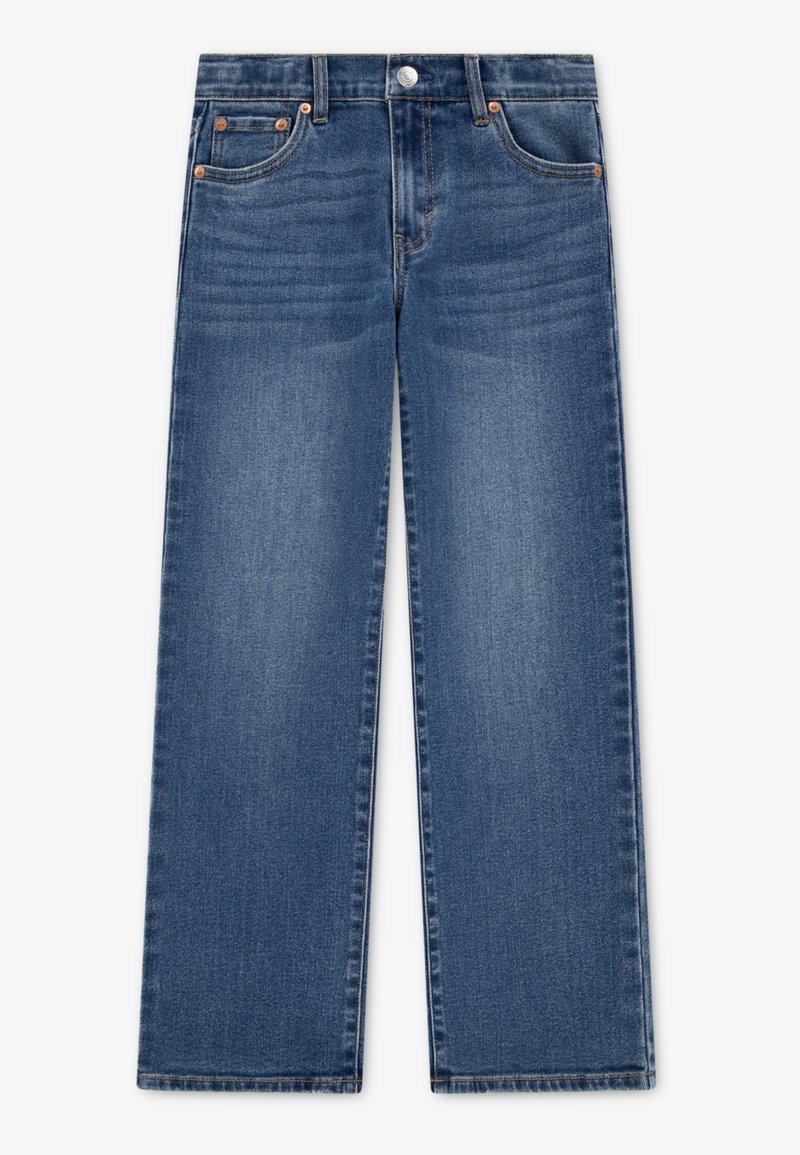 Jean bleu à jambes larges avec poches avant et arrière, fermeture par bouton et passants pour ceinture.