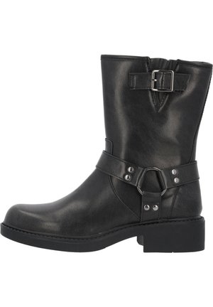 Bottine en cuir noir mi-mollet avec talon bas, boucle décorative et bride autour de la cheville, avec des rivets et anneaux métalliques argentés.