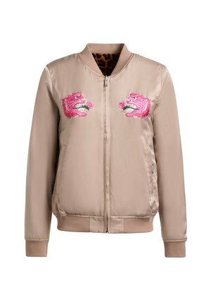Chaqueta bomber beige con cremallera frontal, puños y dobladillo acanalados, con cabezas de tigre rosas bordadas sosteniendo rosas en el pecho.