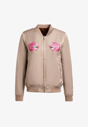 Chaqueta bomber beige con cremallera frontal, puños y dobladillo acanalados, con cabezas de tigre rosas bordadas sosteniendo rosas en el pecho.