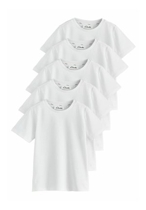 Cinco camisetas blancas de manga corta apiladas, hechas de algodón, con un escote redondo y una textura suave y lisa. Etiqueta de la marca visible en el interior del escote.