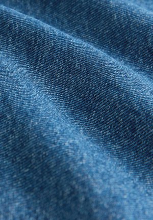Denimstoff in einem tiefblauen Farbton, der eine glatte Textur mit sichtbaren Webmustern und subtilen Farbnuancen zeigt.
