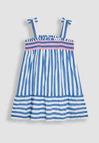 Robe sans bretelles avec des rayures verticales bleues et blanches. Présente un corsage froncé avec des coutures décoratives roses. Bas évasé avec un ourlet froncé.