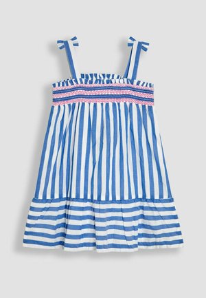 Šaty bez ramienok s modro-bielymi vertikálnymi pruhmi. Obsahujú nazhromaždený živôtik s ružovým dekoratívnym stehom. Rozšírená sukňa s volánom na leme.