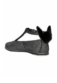 Černé boty pro děti se skvrnami, s páskem kolem kotníku, chlupatým bambulí a kočičími ušima na patě.