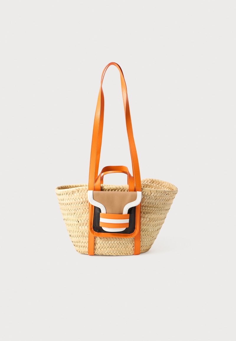 Vævet stråtaske med orange læderremme og en klap i sort, hvid og tan. Struktureret form med en flad bund for stabilitet.