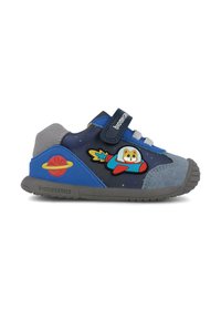 Sneakers per bambini blu con accenti grigi. Presentano un tema spaziale: un cane da cartoon in un razzo, design di pianeti e una strap in velcro.