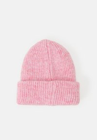Rosa strikket lue med ribbestruktur og brettkanter. Stoffet virker mykt, med subtile fargevariasjoner i hele. 