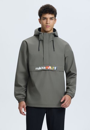 Chaqueta de pullover ligera en verde oliva con capucha, que presenta puños elásticos y un logo bordado en el pecho. Diseño simple.