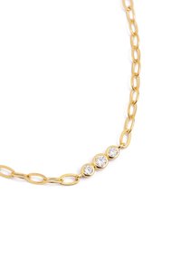 Collar de cadena de oro que presenta grandes eslabones ovalados con tres cristales redondos transparentes engastados en marcos circulares a lo largo de un lado.