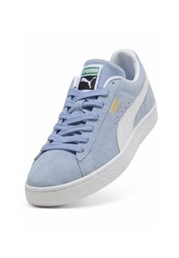Baskets Puma en daim bleu clair avec semelle blanche, bande blanche sur le côté, lacets bleus et logo Puma sur la languette et le côté.