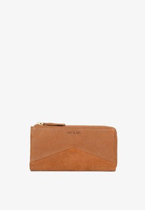 Novčanik smeđe boje od kože i velura s patentnim zatvaračem oko cijelog novčanika te reljefnim logotipom "nat & nin" na prednjoj strani.