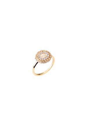 Bague en or avec un groupe circulaire de petites pierres précieuses blanches et en or rose sur un fond blanc uni.