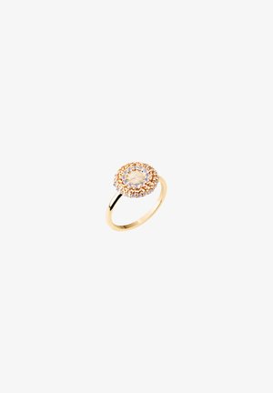 Bague en or avec un groupe circulaire de petites pierres précieuses blanches et en or rose sur un fond blanc uni.