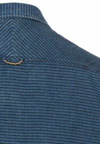 Blauwe denim overhemd met een visgraatpatroon, voorzien van een puntkraag en zichtbare stiksels op de rug en in de nek.