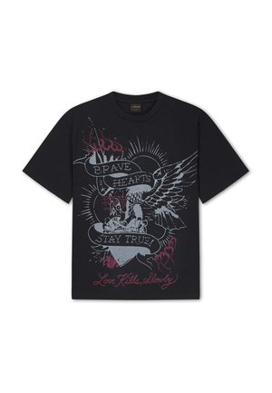 Zwart t-shirt met afbeelding van een gevleugeld hart, vlammen en tekst met de woorden "Brave Hearts Stay True!" en "Love Kills Slowly" in rood en grijs.