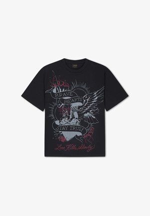Zwart t-shirt met afbeelding van een gevleugeld hart, vlammen en tekst met de woorden "Brave Hearts Stay True!" en "Love Kills Slowly" in rood en grijs.