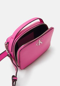 Calvin Klein Jeans MINIMAL MONOGRAM CAMERA BAG - Borsa a mano - pink amour