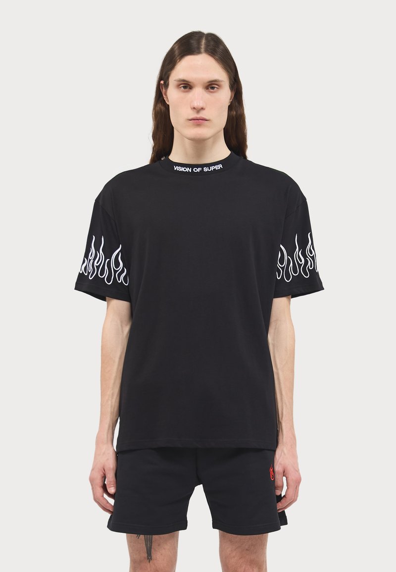 Must must t-särk ringikrae, millel on valged leekmustrid varrukatel ja "VISION OF SUPER" tekst kaeluses.