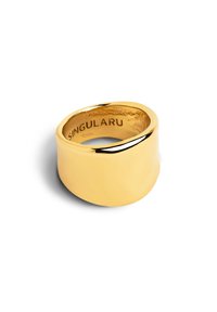 Anillo de color dorado con un diseño suave y curvado y un acabado pulido. La grabación en el interior dice "SINGULARU."