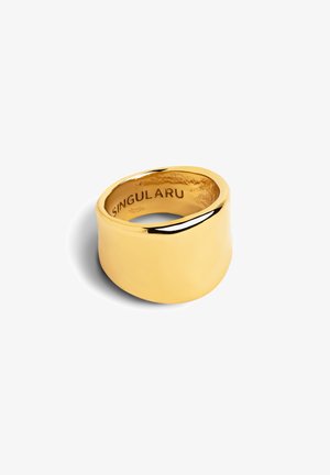 Anillo de color dorado con un diseño suave y curvado y un acabado pulido. La grabación en el interior dice "SINGULARU."