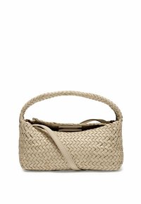 Beżowa pleciona torebka z płaskim dnem, zaokrąglonym topem i jednym uchwytem. Posiada gładkie skórzane akcenty oraz kompaktowy, zdefiniowany kształt.