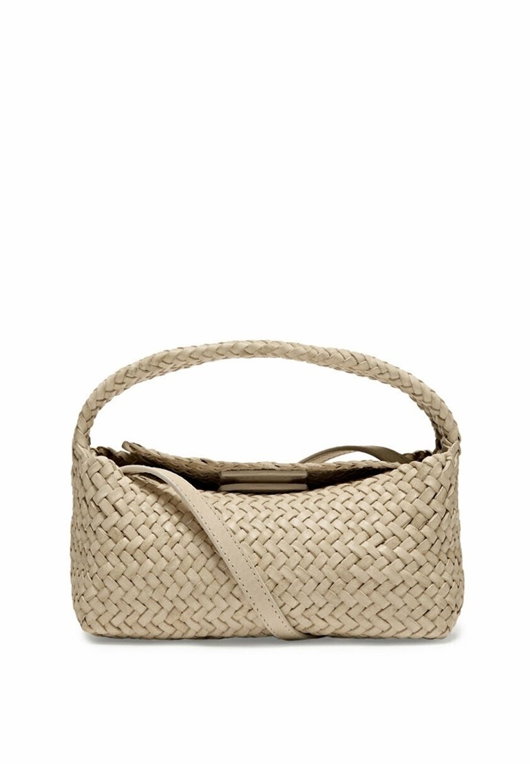 Beżowa pleciona torebka z płaskim dnem, zaokrąglonym topem i jednym uchwytem. Posiada gładkie skórzane akcenty oraz kompaktowy, zdefiniowany kształt.