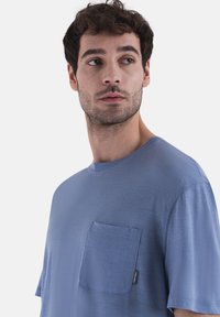 icebreaker POCKE TE - T-Shirt sport - LIGHT BLUE
