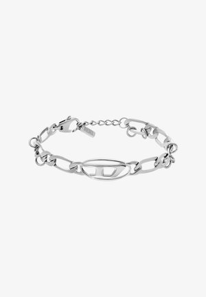 Silberne Kettenarmband mit großen ovalen Gliedern, einem Toggle-Verschluss und einem kleinen Markenanhänger. Glatte, glänzende Metalloberfläche.