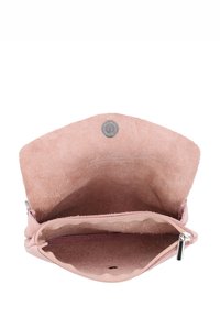 Bolsa de ante rosa con exterior liso y interior suave y texturizado. Cuenta con una cremallera plateada y una etiqueta redonda con el logo en el interior.
