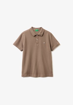 Brązowa koszulka polo z krótkim rękawem, dwoma guzikami, małym haftowanym logo na lewej piersi oraz zieloną metką marki wewnątrz kołnierza.