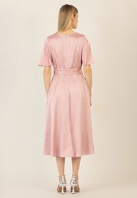 Rosa satin Midi-Kleid mit kurzen Ärmeln, tailliertem Schnitt und gebundenem Gürtel. Hat eine glatte Textur und einen dezenten Glanz, abgeschlossen mit einem Reißverschluss hinten.