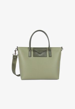 Sac fourre-tout en cuir texturé vert avec poignées arrondies, bandoulière détachable et logo "Lancaster Paris" sur une poche frontale.
