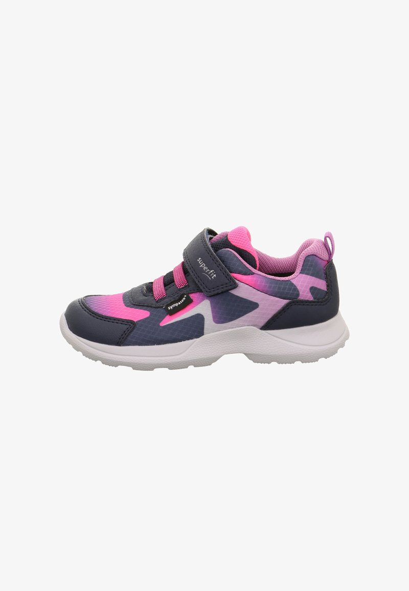 Buty sportowe z wierzchem w kolorze granatowym i różowym, charakteryzujące się teksturowanym wzorem oraz paskiem na rzep do regulacji. Biała gumowa podeszwa.