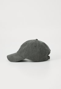 Mørkegrå baseballcap lavet af tekstureret stof, med en buet skygge og justerbar rem bagpå med en lille metalspænde.