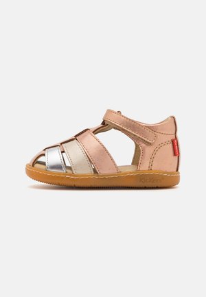 Sandal de couro rosa claro com tiras prateadas e creme, design de ponta aberta, fecho seguro em Velcro e sola de borracha.