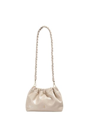 Bolso de hombro de piel suave beige con diseño fruncido y correa trenzada, con un pequeño emblema metálico de calavera en el frente.