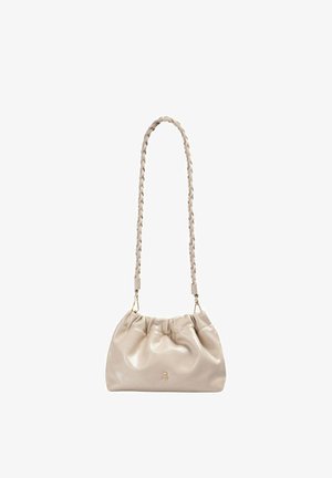 Bolso de hombro de piel suave beige con diseño fruncido y correa trenzada, con un pequeño emblema metálico de calavera en el frente.