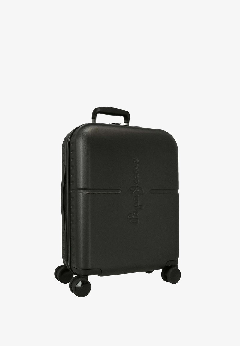 Maleta rígida negra con una superficie texturizada, asa lateral y cuatro ruedas giratorias. Presenta un logotipo en relieve y ranuras horizontales.