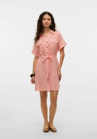 Rot-weiße gestreifte Hemdkleid mit kurzen Ärmeln, Knopfleiste vorne, zwei Brusttaschen und gebundenem Taillenbereich. Glatter Stoff mit lässiger Passform.