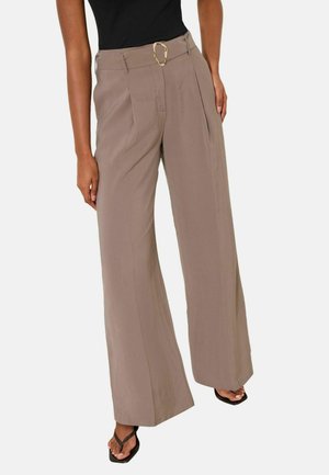 Lipsy, REGULAR FIT - MINK BROWN BELTED LOW WAIST TAILORED TROUSERS . - Stoffhose - mink brown
