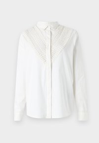 Camicia bianca con colletto button-down, caratterizzata da un dettaglio decorativo in crochet sullo scollo a V. Maniche lunghe e una consistenza liscia.