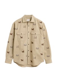 Camicia beige con bottoni e colletto, dotata di tasche sul petto, con un motivo di piccoli cani marroni e bianchi in varie posizioni.