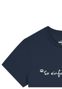 Marineblau katoenen T-shirt met korte mouwen; heeft witte tekst "So einfach" gedrukt op de voorkant. Ronde halslijn met een gladde textuur.